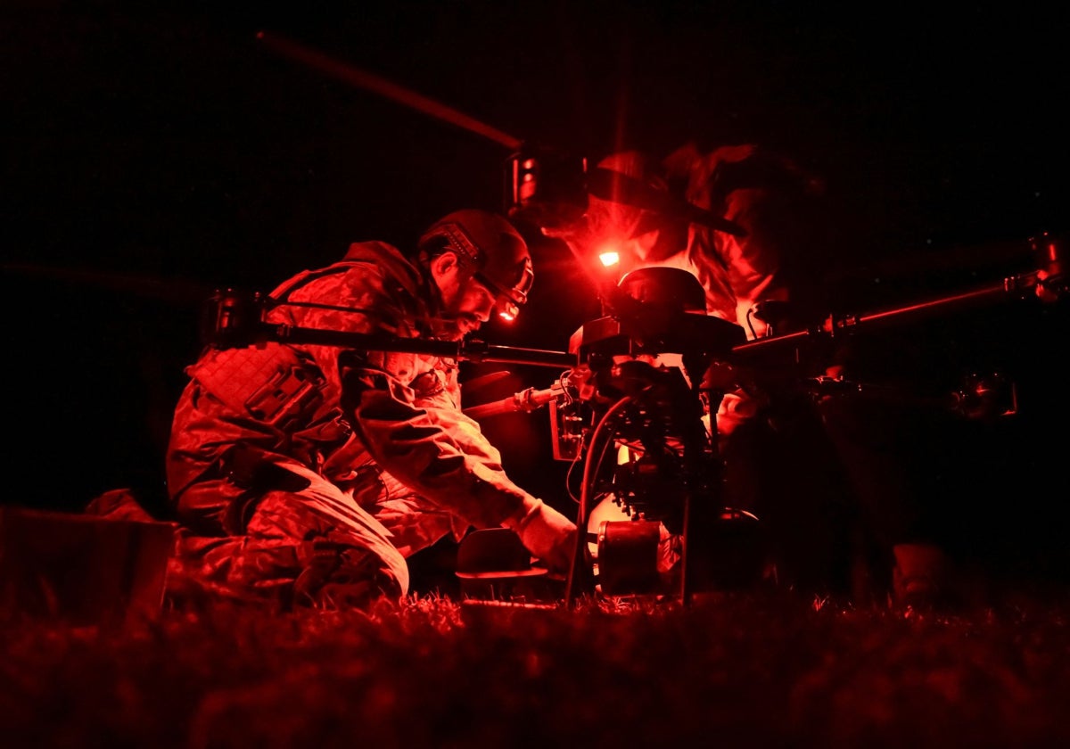 Militares ucranianos preparan un dron de combate Vampire antes de sobrevolar posiciones de tropas rusas en la región de Zaporiyia