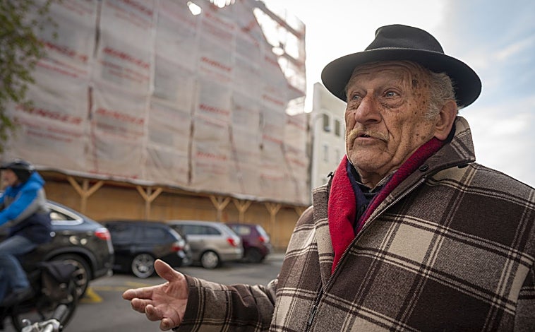 Imagen principal - Arriba, un habitante de la ciudad, frente a la casa natal de Hitler. Debajo, a la izquierda, un póster de Braunau. A la derecha, Florian Kotanko