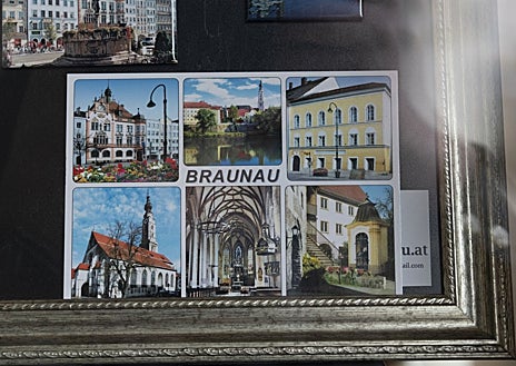 Imagen secundaria 1 - Arriba, un habitante de la ciudad, frente a la casa natal de Hitler. Debajo, a la izquierda, un póster de Braunau. A la derecha, Florian Kotanko