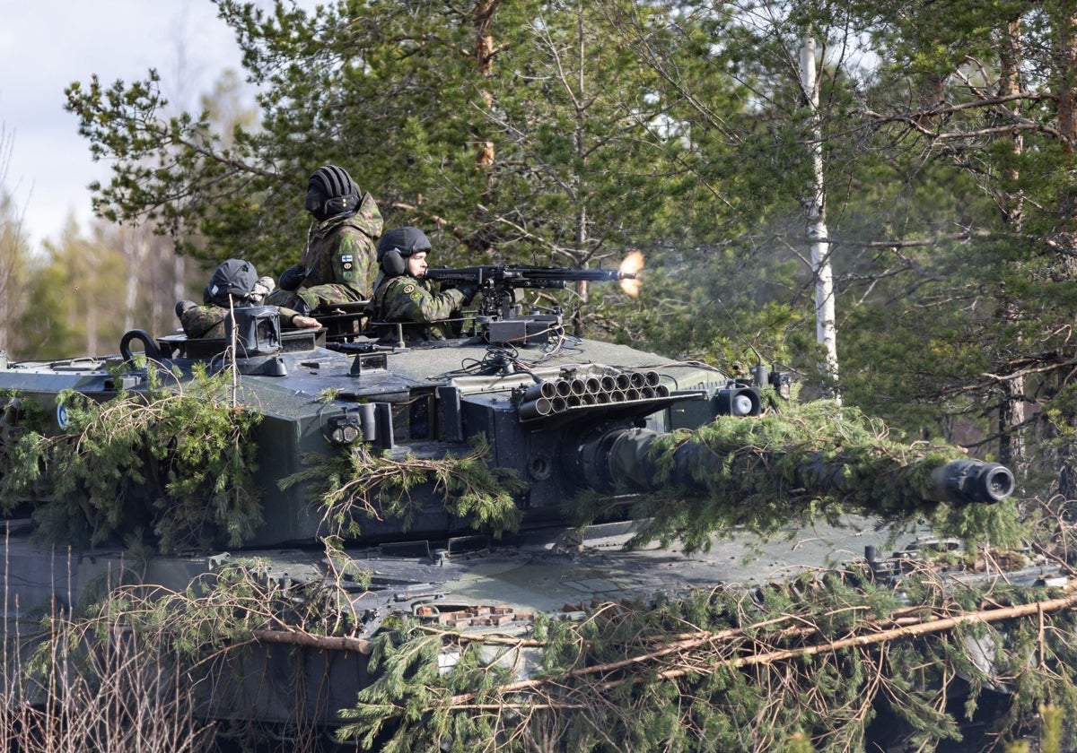 Soldados lituanos, finlandeses, británicos, estonios y alemanes participan en un ejercicio militar en Finlandia