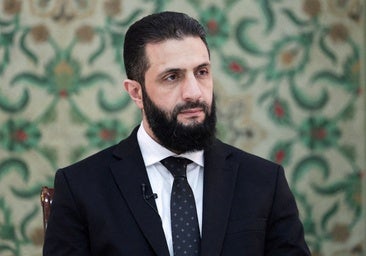 ¿Por qué usa un traje de talla más grande el nuevo presidente de Siria?