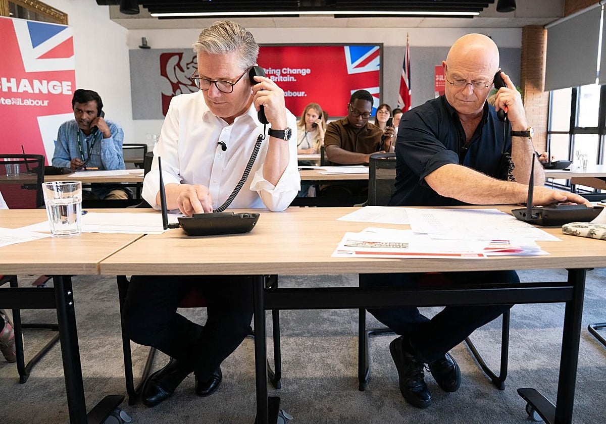 El primer ministro británico, Keir Starmer (a la izquierda), y el actor y periodista Ross Kemp, haciendo campaña telefónica por los laboristas