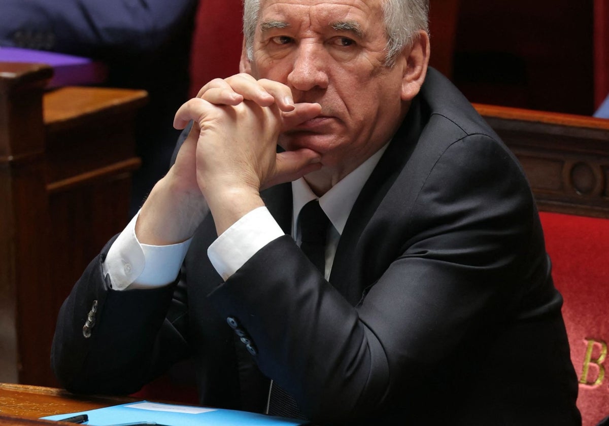 Si Mélenchon (extrema izquierda) y Le Pen (extrema derecha) no aprueban los recortes, podrían precipitar la censura parlamentaria y el fin de la carrera política de Bayrou