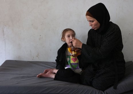 Imagen secundaria 1 - Amnistía Internacional acusó a Israel de cometer un «genocidio transmitido en directo» contra la población palestina al desplazar forzosamente a los gazatíes y crear una catástrofe humanitaria en el territorio asediado, afirmaciones que Israel desestimó como «mentiras flagrantes»