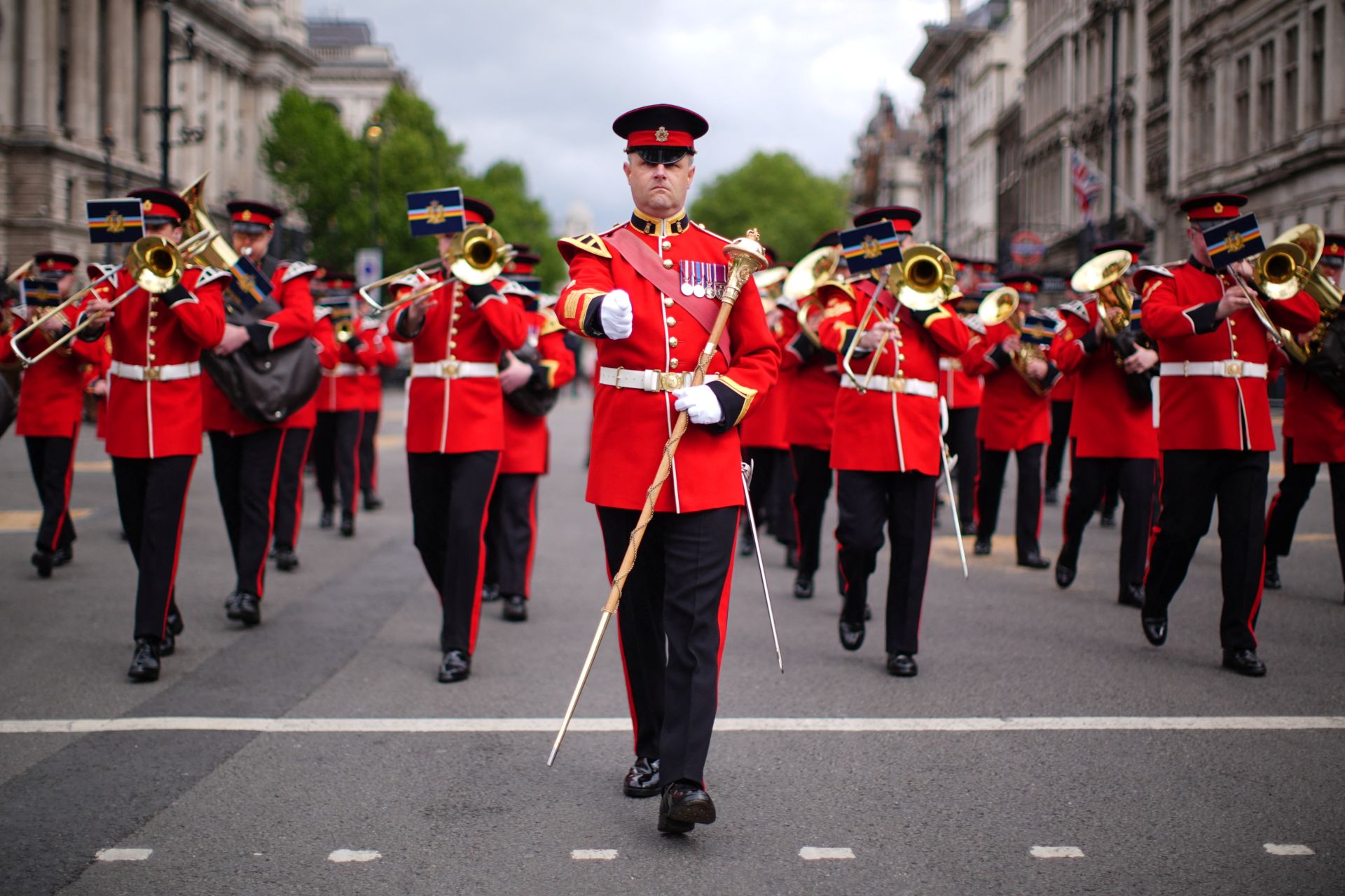 Miembros de la banda militar marchan en Parliament Square