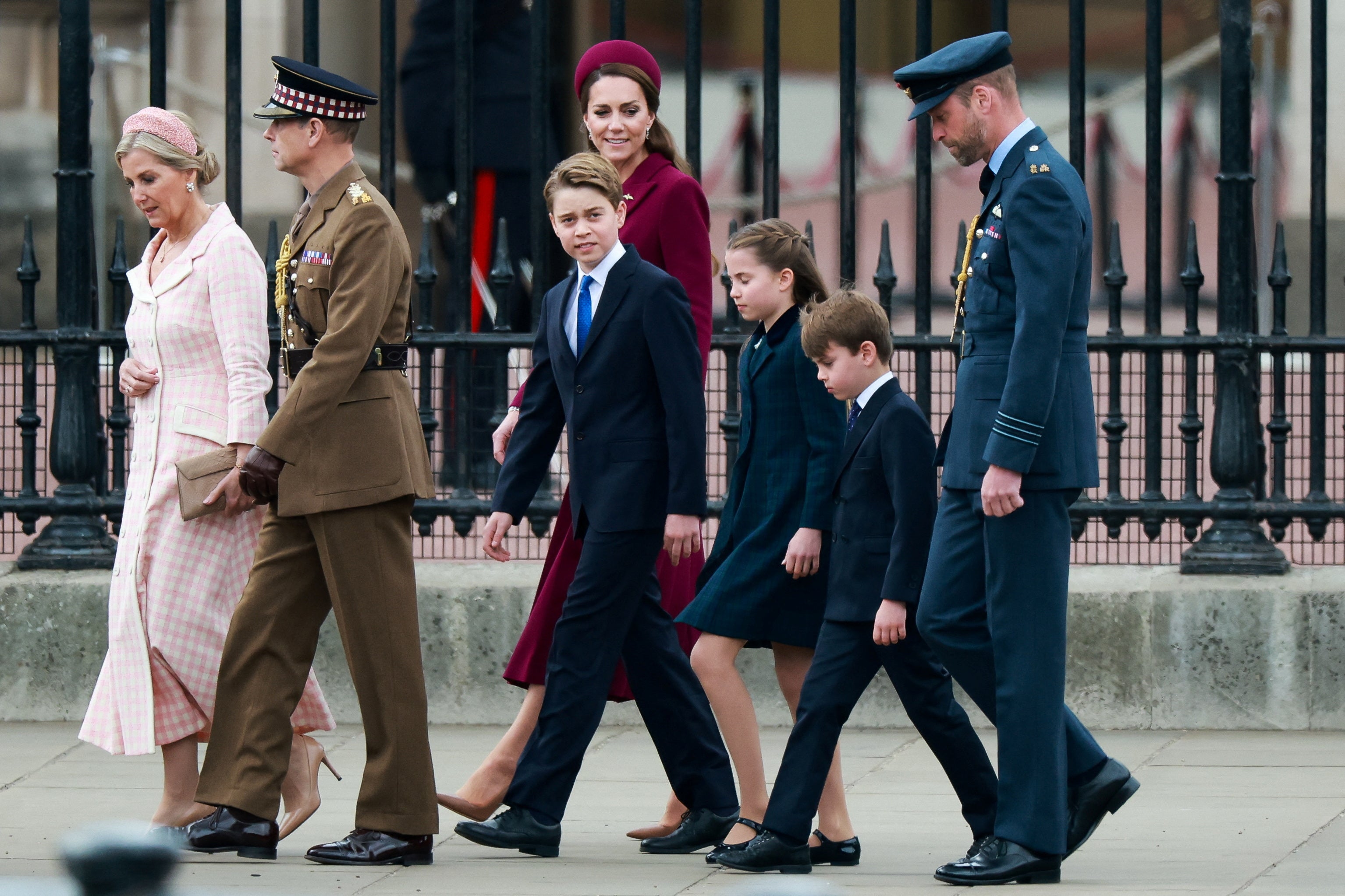 Guillermo, Príncipe de Gales, Catalina, Princesa de Gales, el Príncipe Jorge, el Príncipe Luis y la Princesa Carlota llegan al desfile