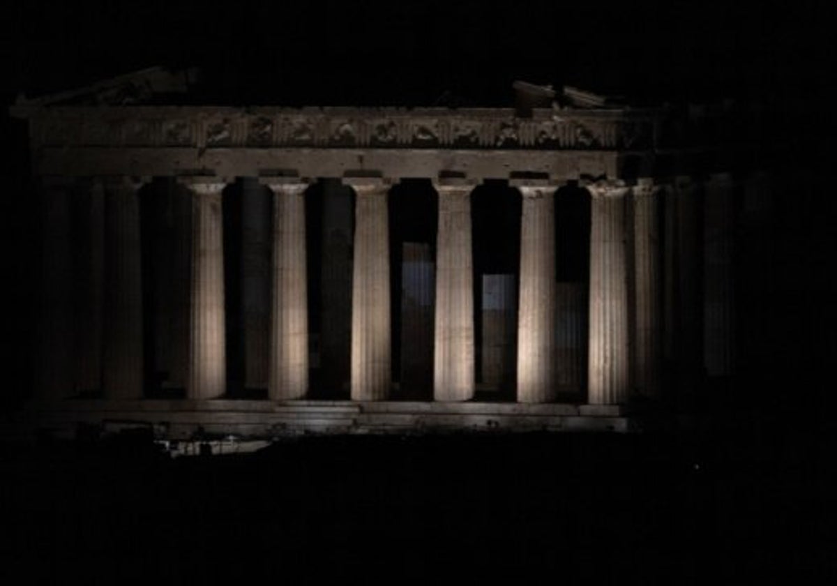 El Partenón, fotografiado justo antes de que las luces de la colina de la Acrópolis se apagasen durante la Hora del Planeta en Atenas el 27 de marzo de 2021