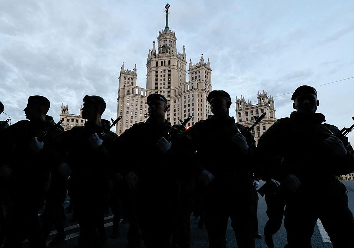 Militares rusos en Moscú.
