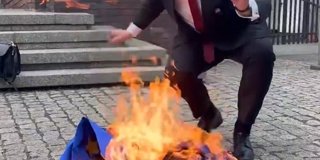 Un eurodiputado polaco arranca la bandera de la UE del Parlamento y la quema: «¡Abajo el eurocomunismo!»