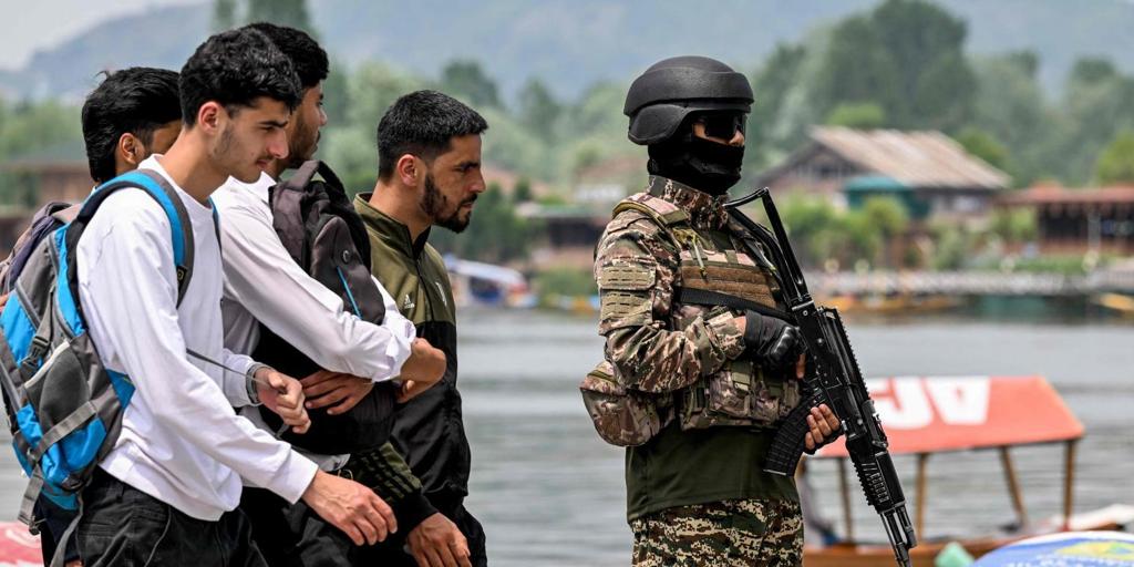 La India bombardea nueve enclaves de la región pakistaní de Cachemira