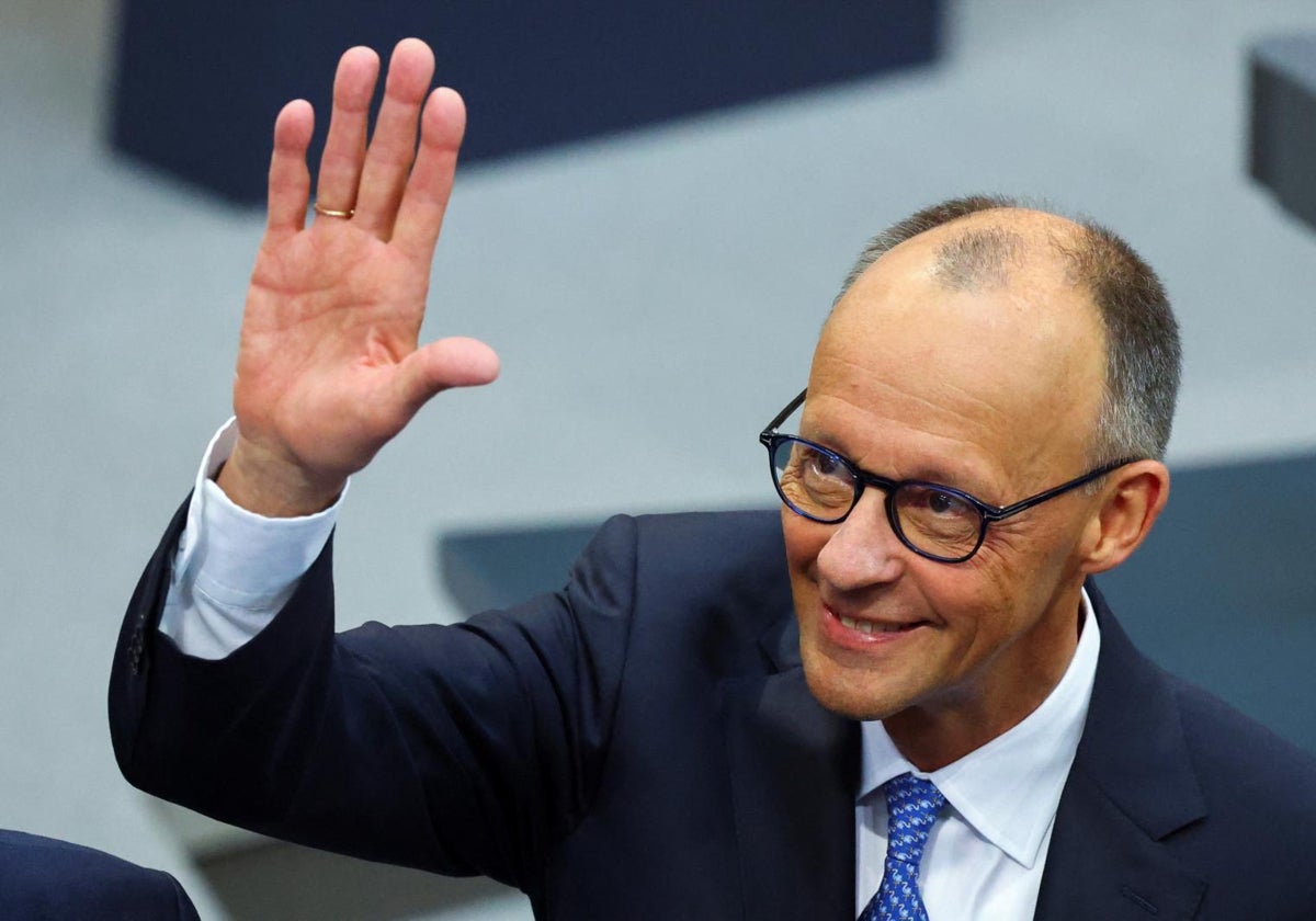Friedrich Merz, saluda este martes en el Bundestag, antes de ser elegido canciller de Alemania