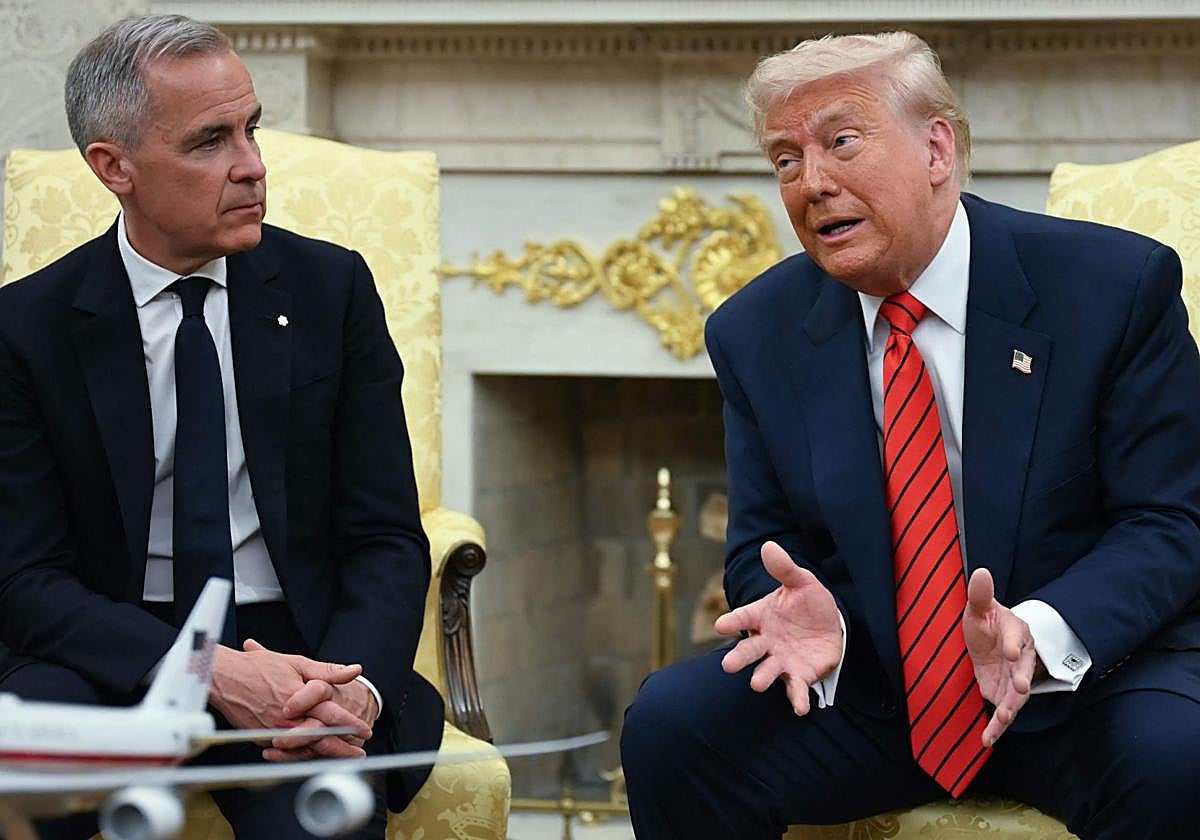 Mark Carney, primer ministro de Canadá, junto a Donald Trump.