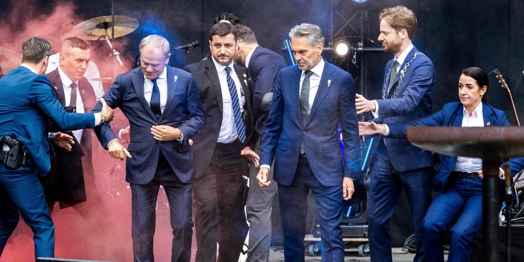 Donald Tusk y Dick Esjof, desalojados de un evento por el aniversario de la Segunda Guerra Mundial por el lanzamiento de bombas de humo