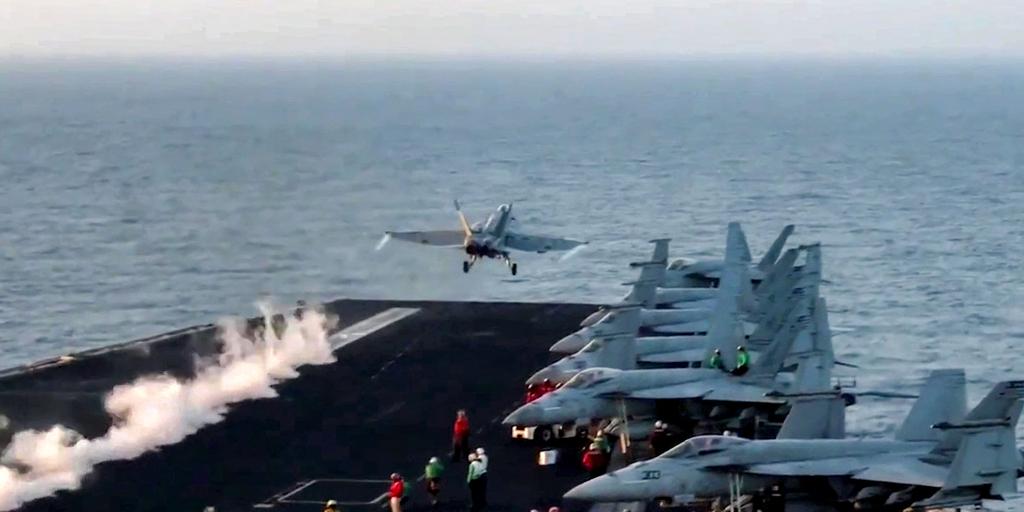 Un caza de EE.UU. cae al mar Rojo tras fallarle los frenos cuando aterrizaba en el portaaviones: es el segundo en 10 días