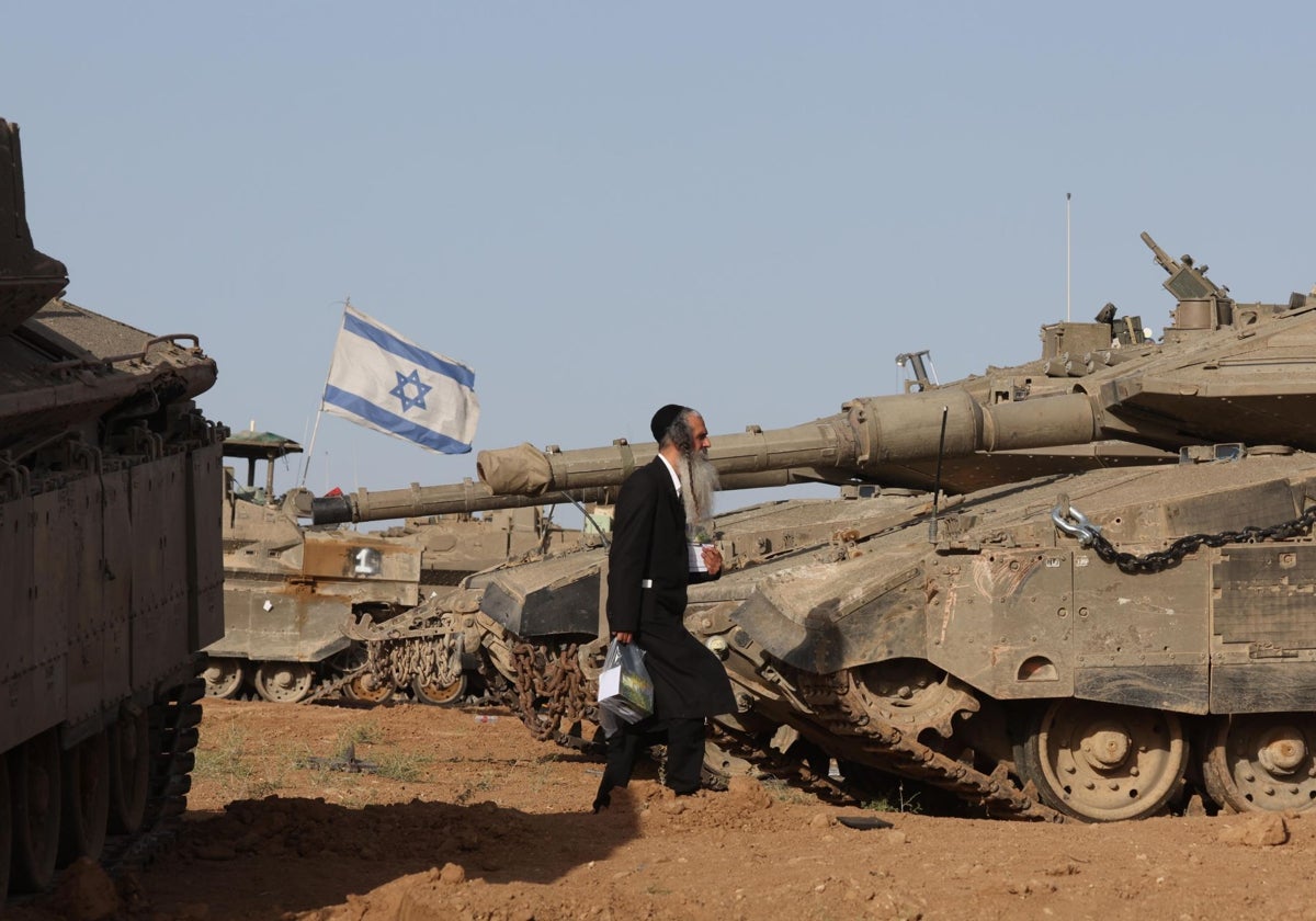 Las tropas israelíes se reúnen cerca de la frontera de Gaza, en el sur de Israel