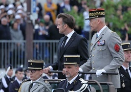 El presidente de Francia, Emmanuel Macron (izq.), y el jefe del Estado Mayor de la Defensa,