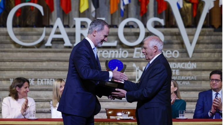 El Rey saluda a Borrell y le entrega el premio europeo CarlosV