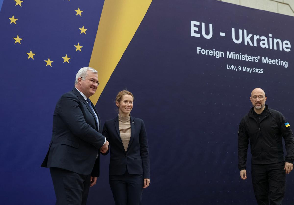 La jefa de la diplomacia europea, Kaja Kallas, junto al primer ministro ucraniano, Denys Shmyhal, y el ministro de exteriores, Andrii Sybiha