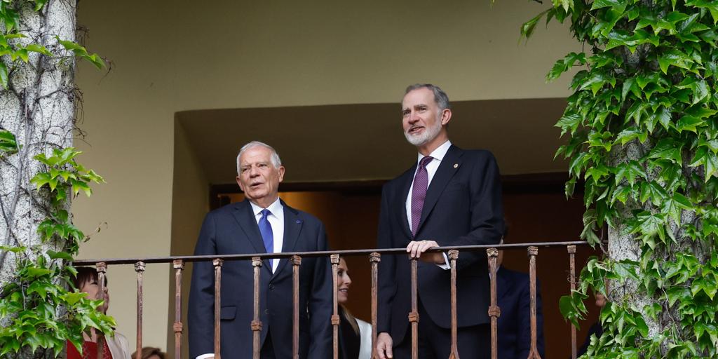 El Rey entrega el Premio Europeo Carlos V a Josep Borrell en el monasterio de Yuste