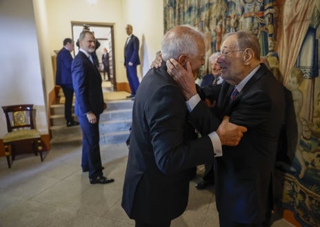 Imagen secundaria 1 - Arriba, foto de familia presidida por el Rey y el galardonado, Borrel. Abajo, Javier Solana saluda al exministro de Exteriores cariñosamente. A la derecha, Rajoy e Ibarra, expresidente de la Junta
