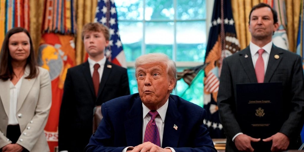 Una juez bloquea temporalmente los planes de despidos masivos de Trump