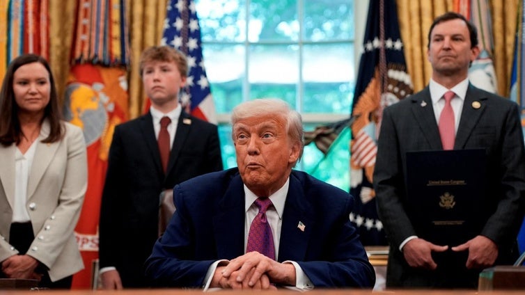 Una juez bloquea temporalmente los planes de despidos masivos de Trump
