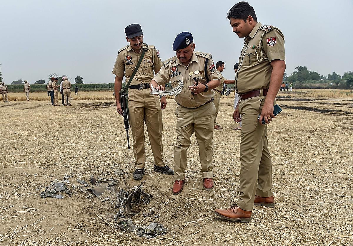 Policías de India inspeccionan restos de un proyectil en Jalandhar, en mitad de los ataques cruzados con Pakistán