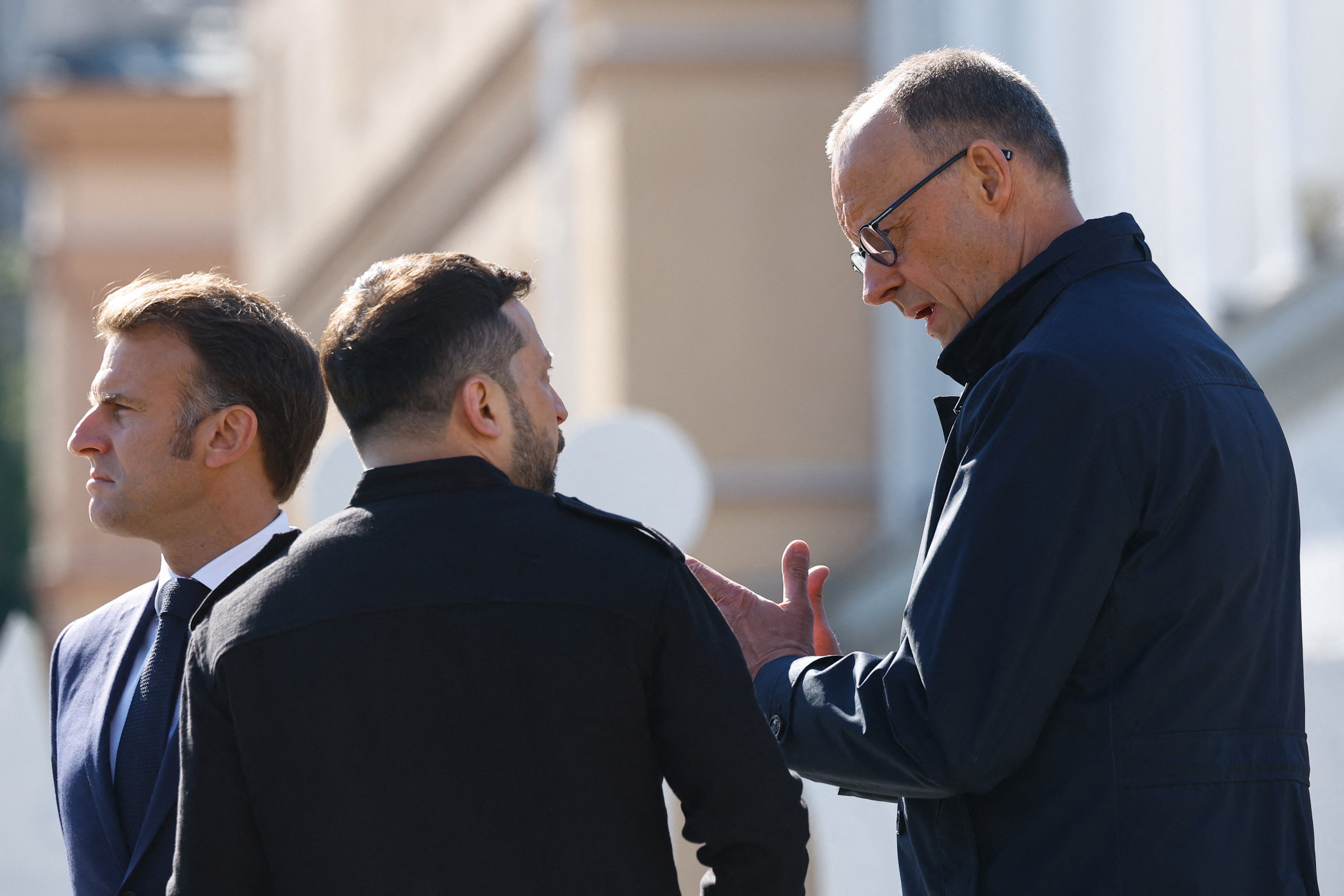 El canciller alemán, Friedrich Merz, conversa con el presdiente ucraniano, Volodímir Zelenski