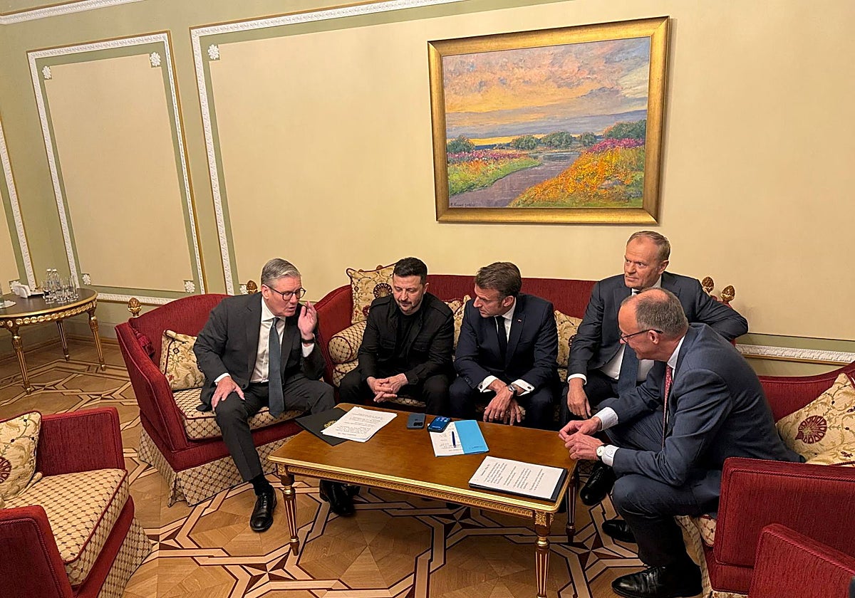 Los líderes de la coalición de los voluntarios en Kiev con Volodímir Zelenski