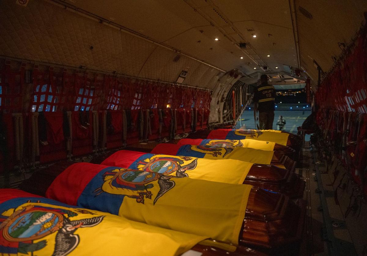 Fotografía que muestra los ataúdes de los 11 militares asesinados en un operativo contra la minería ilegal en la Amazonía