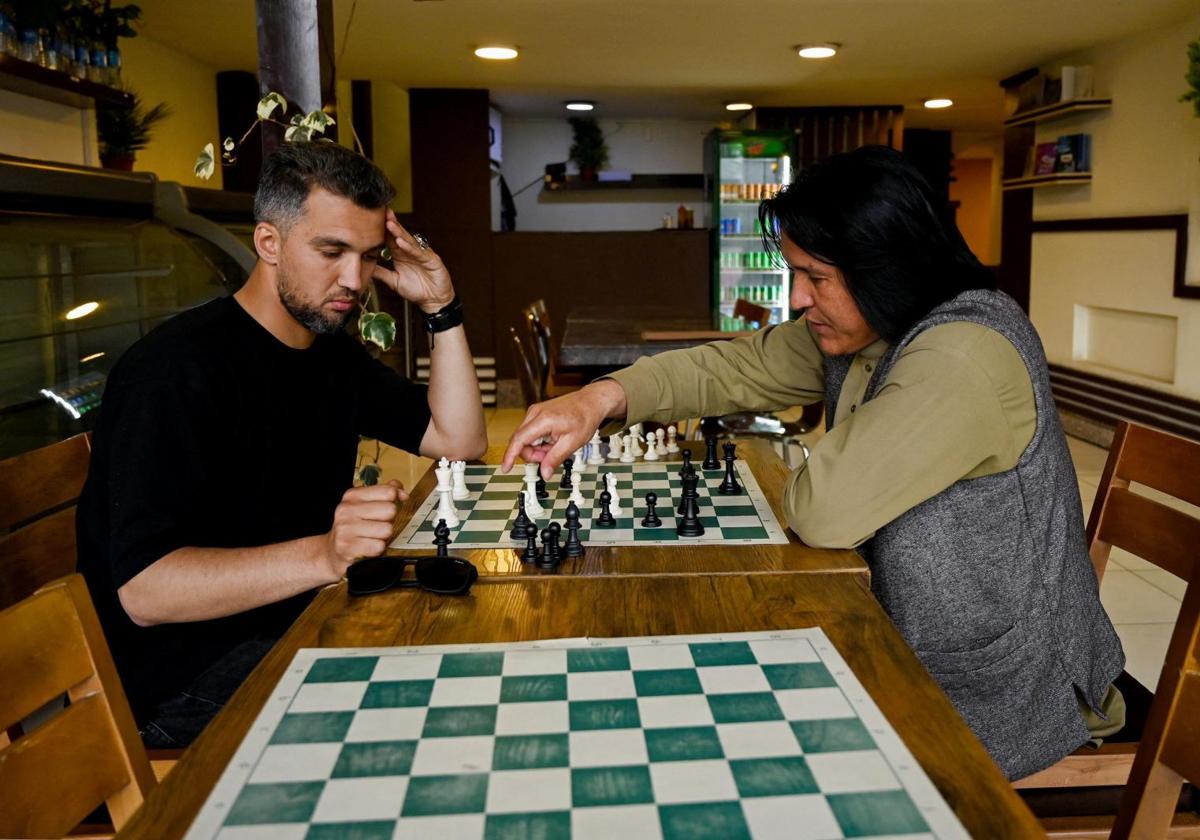 Dos hombres jugando al ajedrez en una cafetería de Kabul