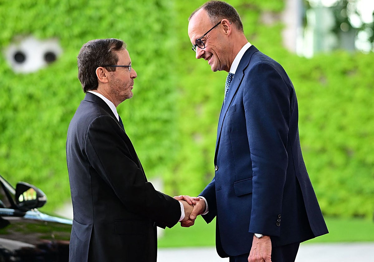El canciller alemán Friedrich Merz (der.) recibe al presidente israelí Isaac Herzog en la Cancillería de Berlín