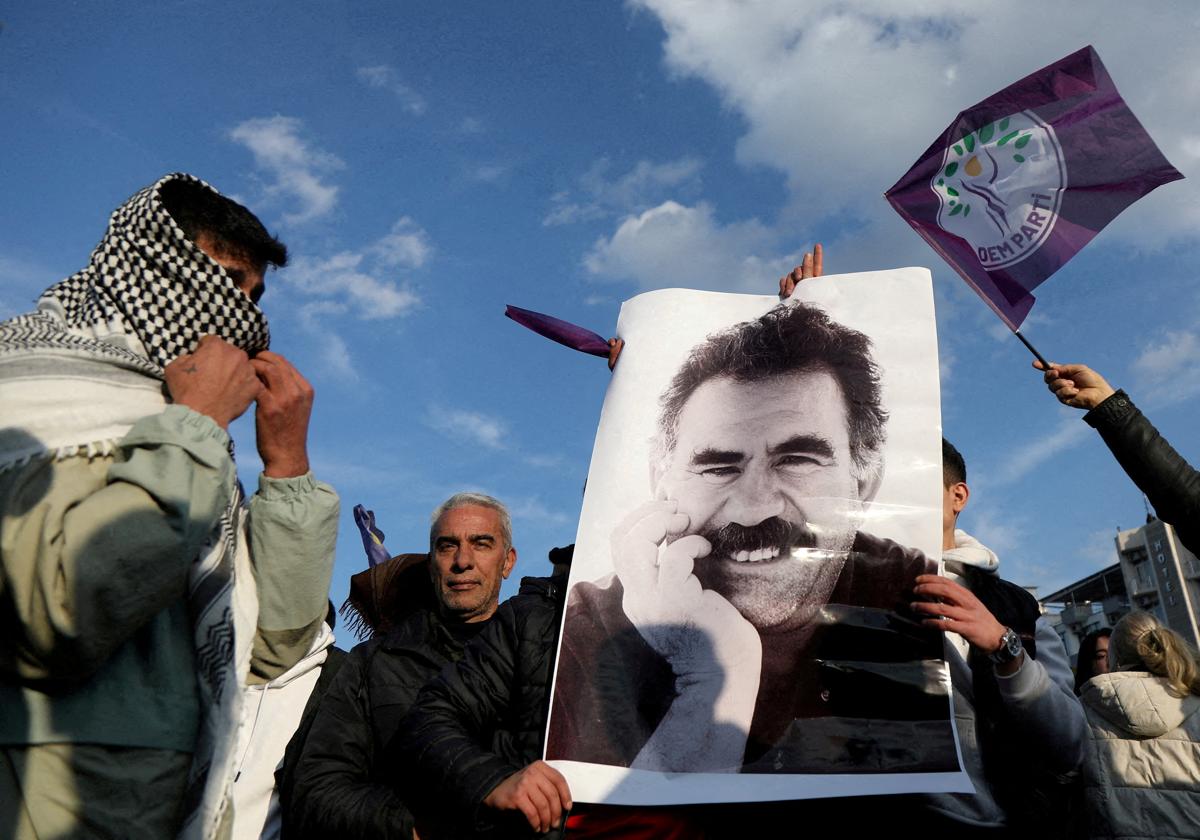 Un manifestante sostiene una foto del líder militante kurdo encarcelado Ocalan