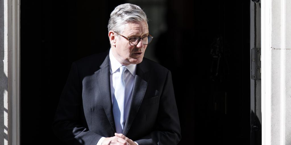 La unidad antiterrorista de Londres investiga un incendio en la casa del primer ministro Keir Starmer