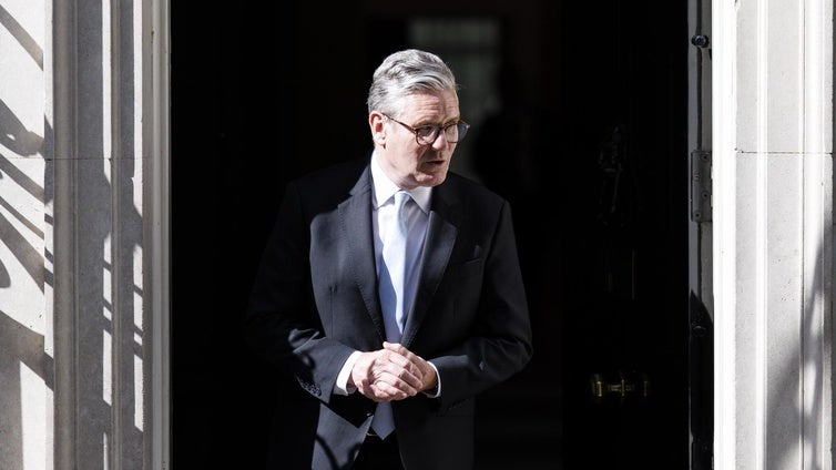 La unidad antiterrorista de Londres investiga un incendio en la casa del primer ministro Keir Starmer