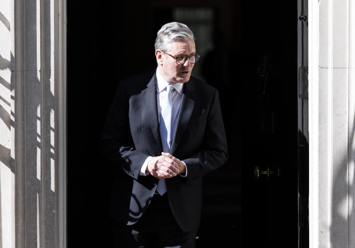 El primer ministro británico, Keir Starmer, en la entrada de Downing Street 10, este lunes