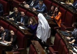 Un diputado italiano se disfraza de fantasma para protestar contra Meloni y lo expulsan del Parlamento