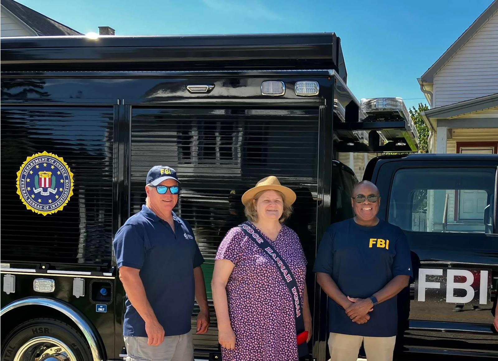 La juez Hannah Dugan, junto a dos miembros del FBI en una foto publicada en el pasado en sus redes sociales