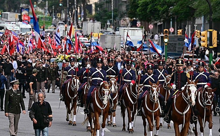 Imagen principal - Montevideo se convirtió en el punto de encuentro de personas provenientes de todo el país, que viajaron hasta la capital para despedir al exmandatario