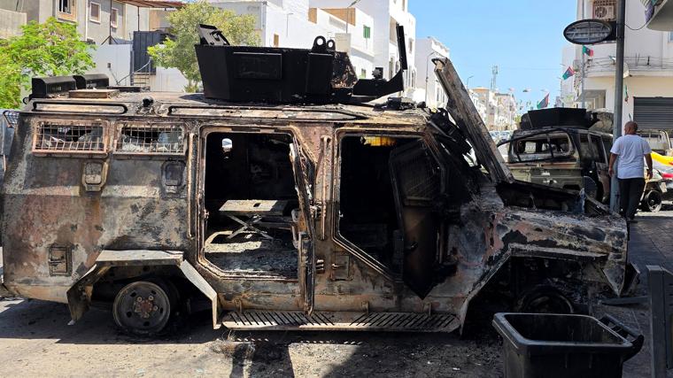 Un coche destruido tras los enfrentamientos nocturnos de guerrillas en Trípoli