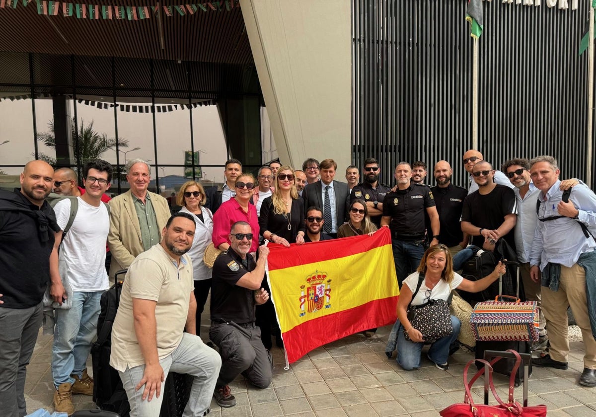 Guillermo Valverde, de pie el segundo por la izquierda, trabaja como ingeniero de perforación en una petrolera y ha sido evacuado de Libia con una veintena de españoles