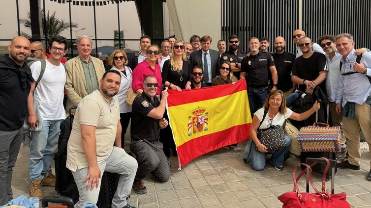 Evacuados una veintena de españoles atrapados en la revuelta de Libia
