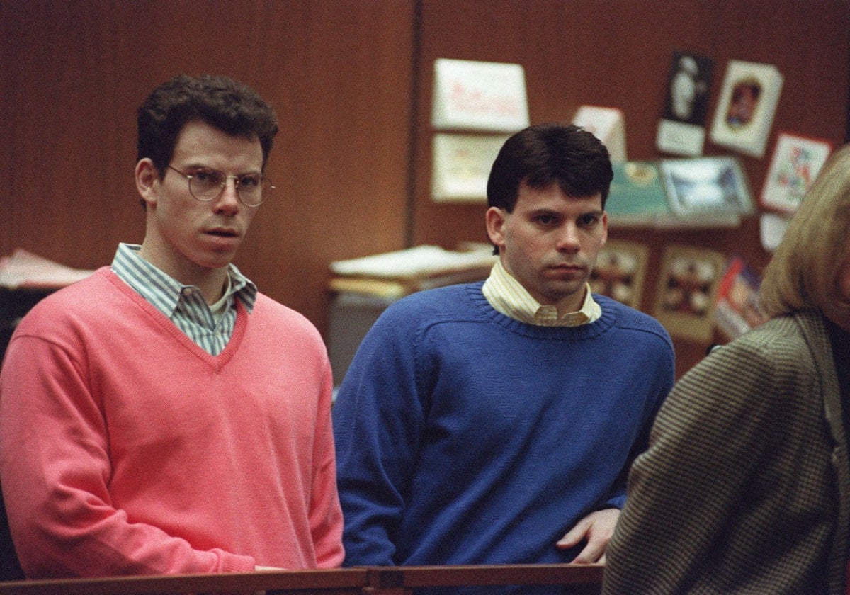 Erik Menendez (izq.) y su hermano Lyle durante una audiencia en 1992