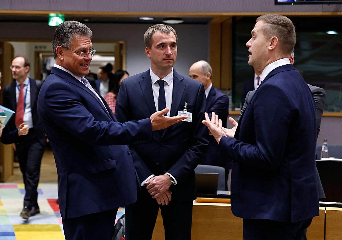 El comisario de Comercio de la UE, Maros Sefcovic, con los ministros letón y checo