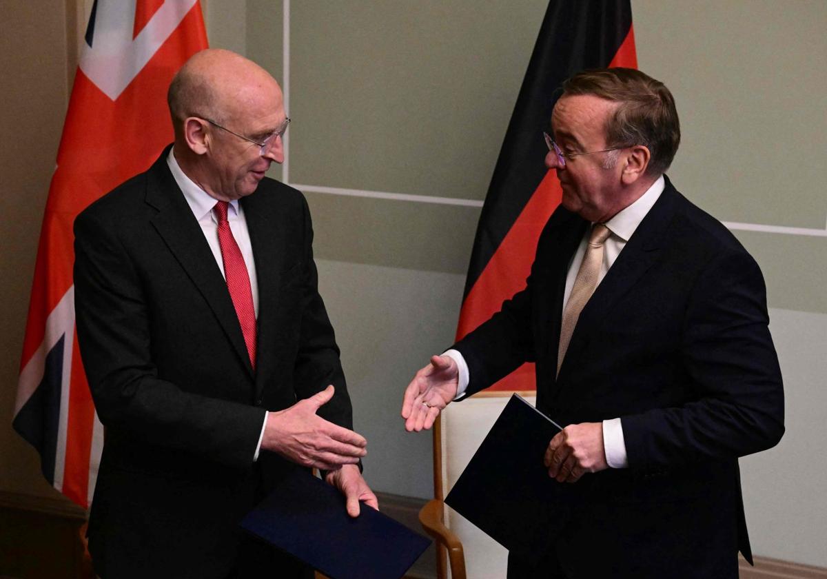 Los ministros de Defensa del Reino Unido, John Healey, y Alemania, Boris Pistorius, en Berlín