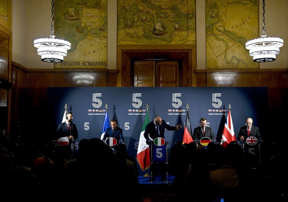 El E-5 de Europa, indignado con la ausencia de Putin en Estambul: «Nos toma el pelo»