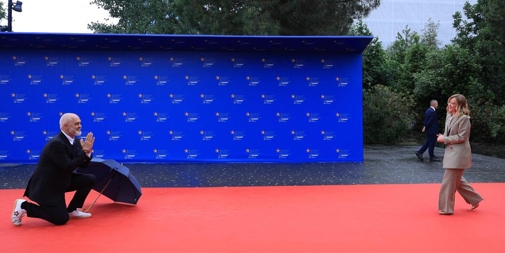 El primer ministro de Albania recibe a Meloni rodilla en tierra en la cumbre de líderes de Tirana