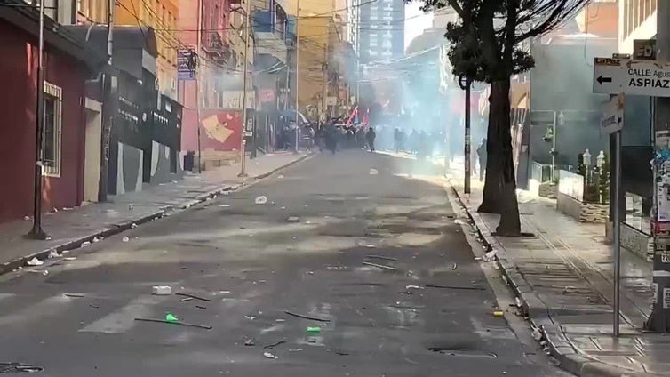 Seguidores de Evo Morales se enfrentan con la Policía al intentar llegar a sede electoral