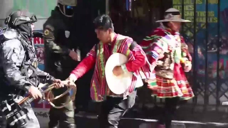 Seguidores de Evo Morales se enfrentan con policías al intentar llegar a sede electoral