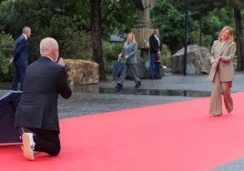 El primer ministro de Albania recibe a Meloni rodilla en tierra en la cumbre de líderes de Tirana
